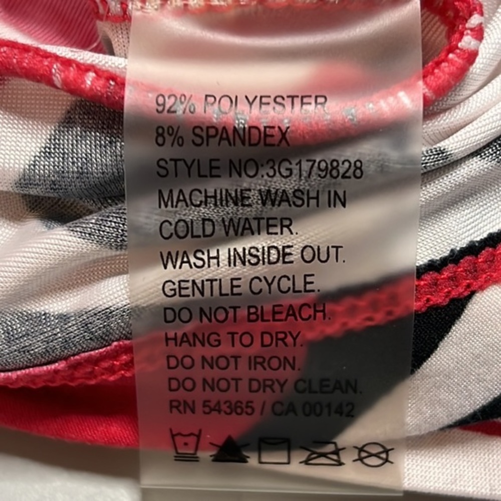 Peter Nygard Tops. Size medium. Very soft, stretchy bold print. Red/white/black - Picture 7 of 9